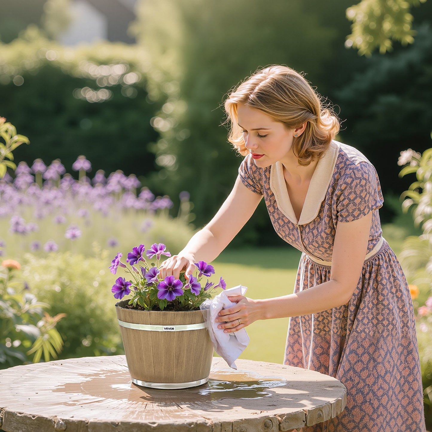 Växtkrukor, 4-pack 300 mm Whiskey Barrel-krukor med dräneringshål, stora utvändiga plastdekorationsblomkrukor med imiterad vinfatdesign för inomhus- och utomhusträdgård, brun